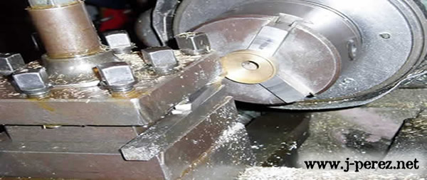Imagen que muestra el mecanizado de una pieza en un torno